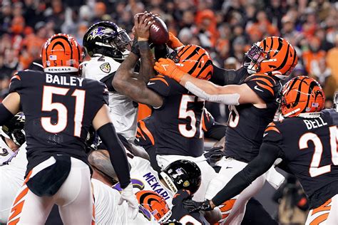 Ravens vs. Bengals highlights. The AFC North-leading Baltimore Ravens completed a head-to-head sweep of Cincinnati and moved to 2 1/2 games ahead of the last-place Bengals.